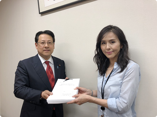 自民党関芳弘先生に署名提出