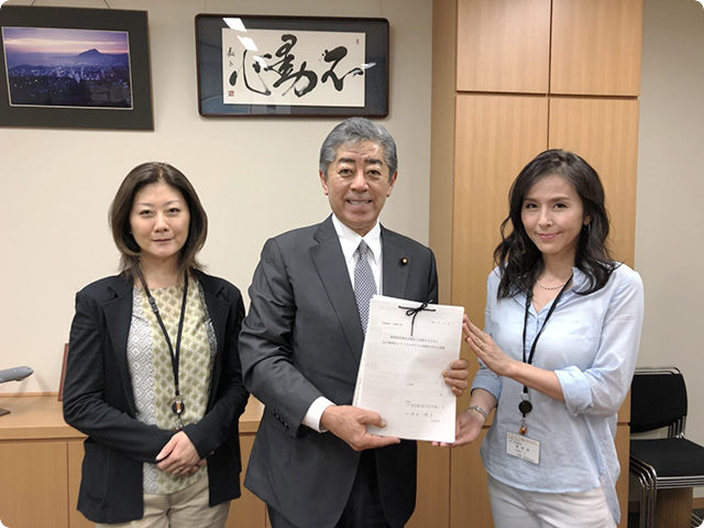 自民党岩屋毅先生に署名提出