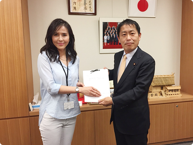 自民党武村展英先生に署名提出