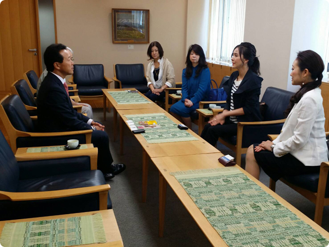 西川旭川市長との面談　理事長杉本彩