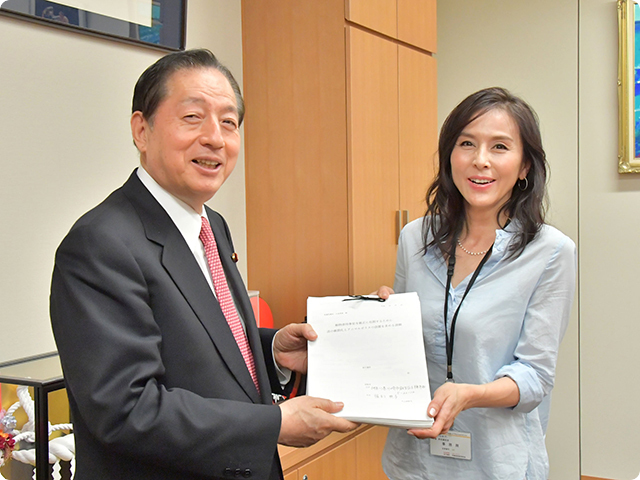 公明党 太田昭宏先生に署名提出